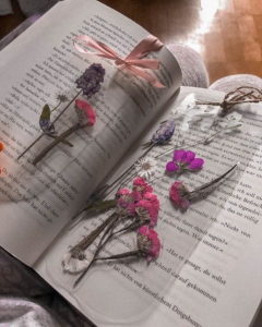 DIY Lesezeichen mit getrockneten Blüten 